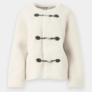 Gina teddy jacka - Populära teddy jackan från Gina, använd fåtal gånger då den är lite för liten för mig. Om någon har M och vill byta går det gärna bra! Skriv privat om det behövs mer bilder😊