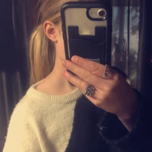 Svart och vit tröja - Säljer en stilren svart och vit tröja med långärmad design. Perfekt för en avslappnad look. Tröjan har en enkel och modern stil som passar till många olika outfits.