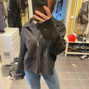 Svart tunn jacka - Svart tunn jacka som passar perfekt till våren! Funkar även att ha som en kofta! Säljer för att jag tycker att den är lite för stor! 