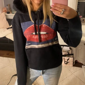 Hoodie med tryck - Såå najs hoodie med så coolt tryck ❤️‍🔥 Storlek XS