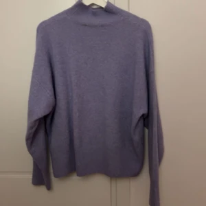 Lila stickad tröja - Mysig lila stickad tröja med hög krage och långa ärmar. Storlek S. Använd ett fåtal gånger.