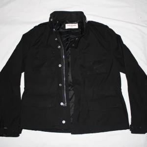 Saint Laurent jacka  - Snygg svart jacka från Saint Laurent med dragkedja och knappar. Fin passform och väldigt bra skick. Storlek: M