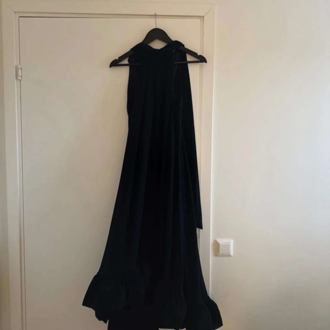 Svart ärmlös klänning med volangdetaljer från By Malina - 92