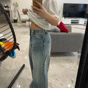 Blå jeans med hög midja från bershka  - Säljer ett par klassiska blå jeans med hög midja och en avslappnad passform. Har haft på mig de en gång, köpte de från bershka i Barcelona. 