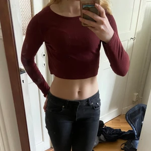 Vinröd ribbad croppad topp - Vinröd långärmad. Säljer för att jag inte använder den då det inte längre är min stil. Köpt second hand men har inga defekter. Storleken står tyvärr inte men passar mig som är xs/s