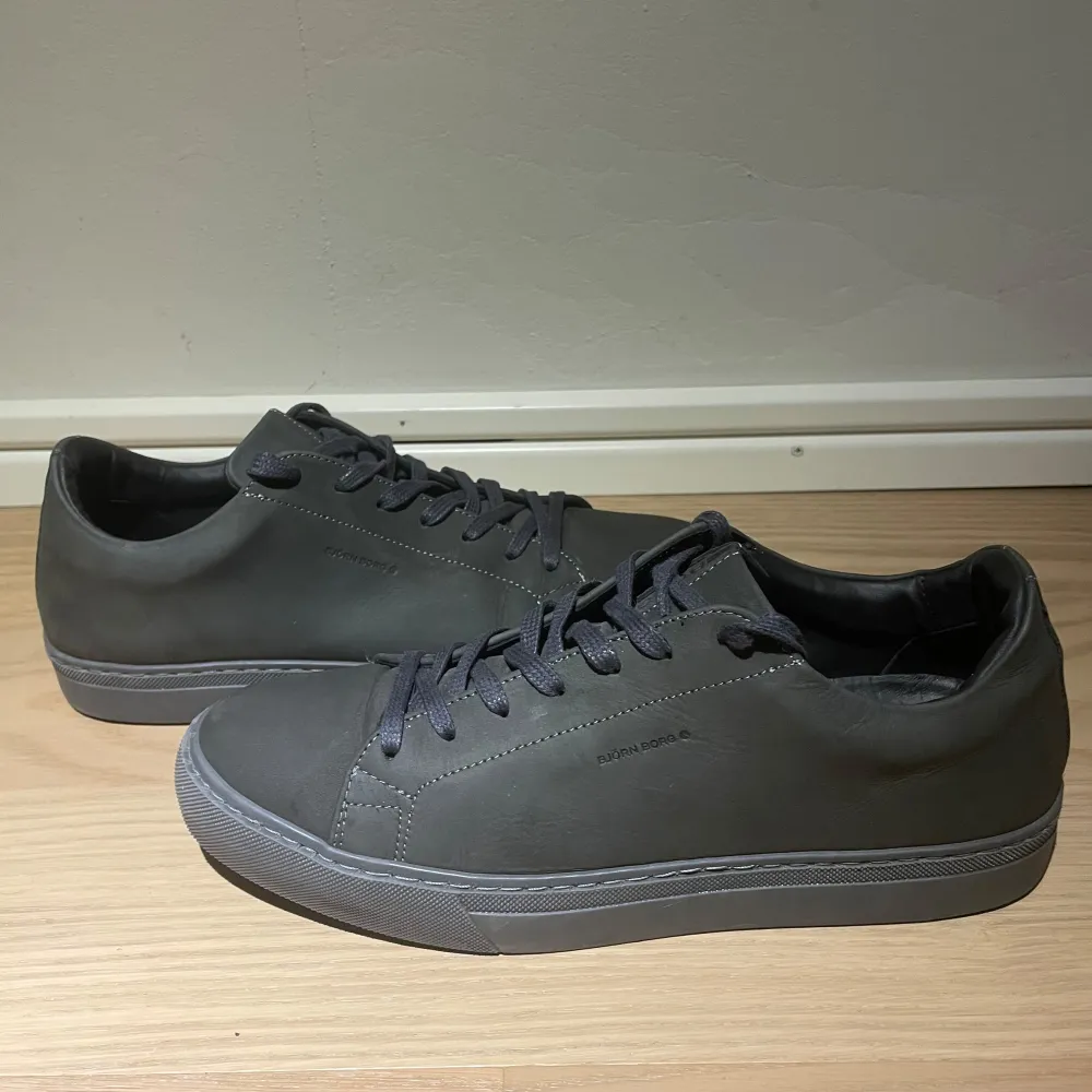 Hej! Jag säljer nu ett par Björn Borg skor som är endast använda ca 3 gånger. Jag säljer dessa nu eftersom färgen inte passade min smak. Skorna är storlek 41 Snygga grå sneakers från Björn Borg med stilren design. Skorna har snörning och är tillverkade i skinn, vilket ger en lyxig känsla. Perfekta för en avslappnad men ändå elegant look. Pris kan diskuteras vid snabb affär.. Kengät.