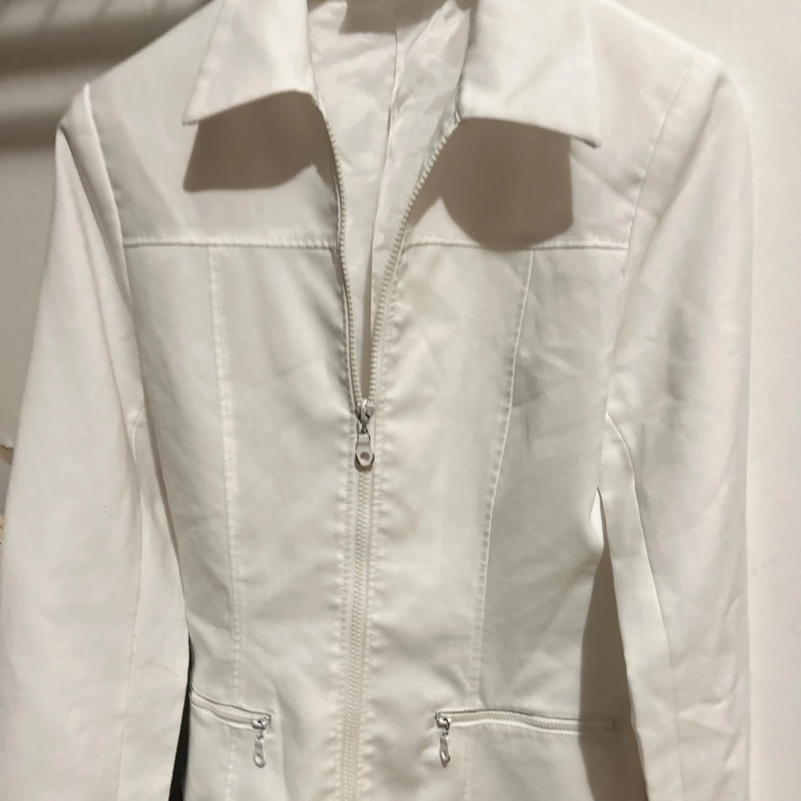 Vit blazer/kavaj med dragkedja