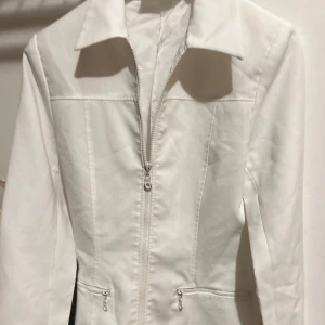 Vit blazer/kavaj med dragkedja - Jätte fin vit blazer/kostym som passar ALLA tillfällen. Sitter tajt och ger en fin kroppsfigur🤩 