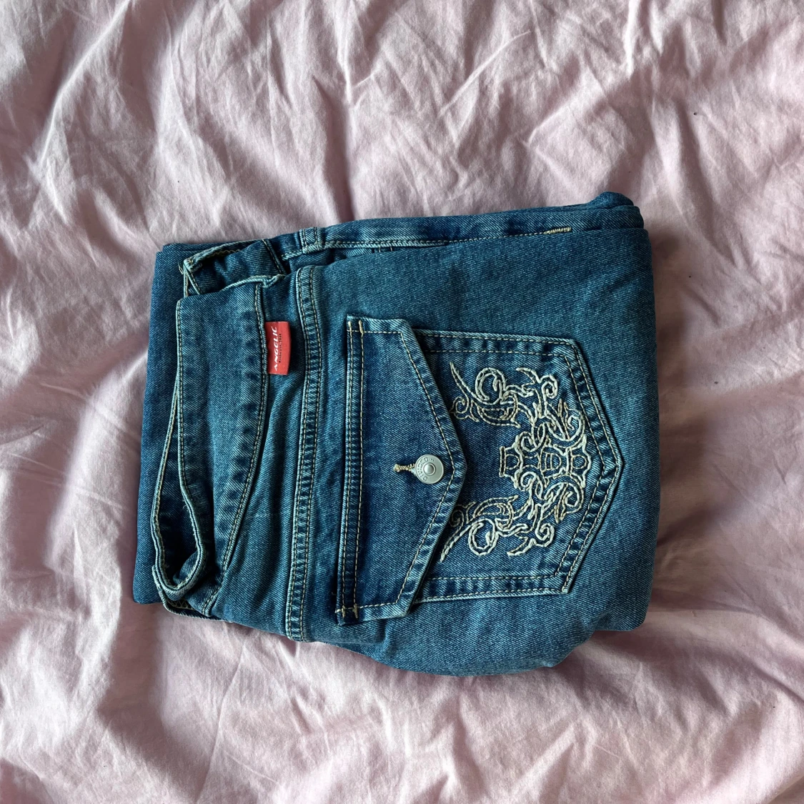 Blå jeans med broderade bakfickor - 3