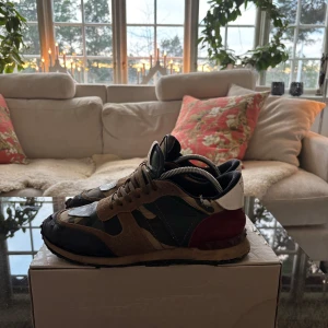 Valentino Rockrunners - Snygga valentino rockrunners i storlek 42, helt okej skick relativt slitna här o var men fortfarande riktigt snygga. Därav de lägre priset, hör av dig vid minsta fråga elr fundering!! /victor