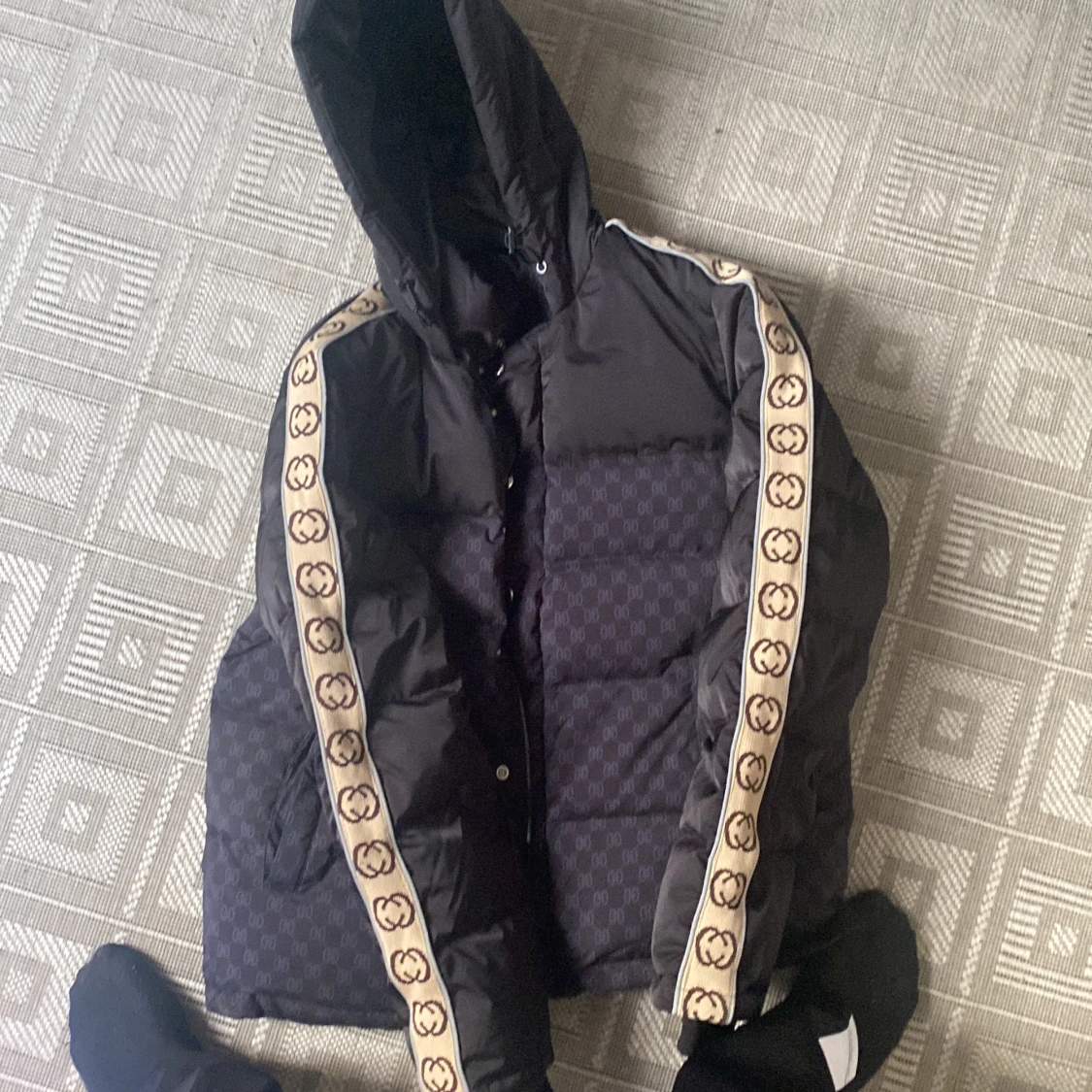 Svart gucci jacka med fina detaljer på armarna  - 1