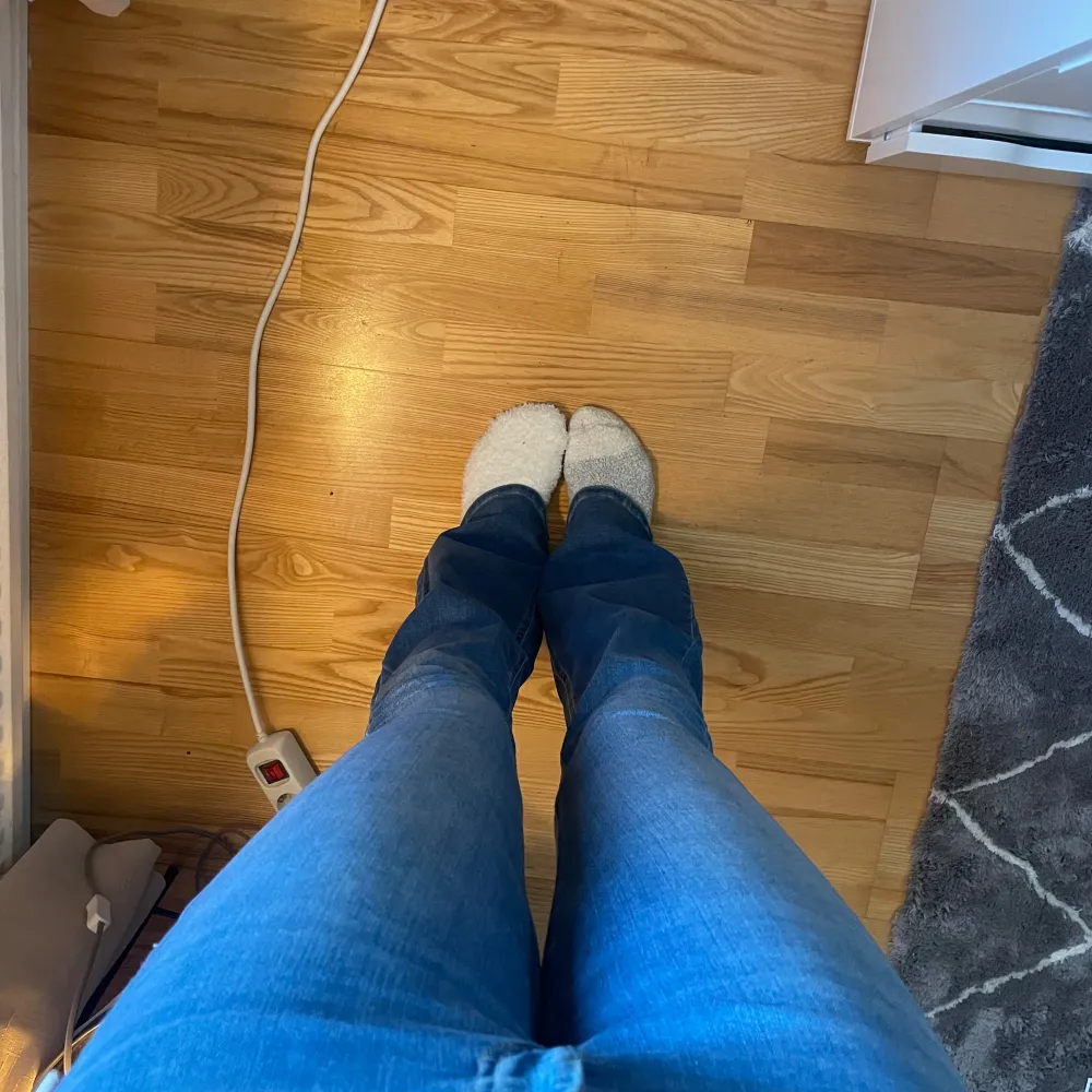 Snygga blå långa bootcut jeans från only, jag är 176 cm och dessa är till marken. Nypris ≈ 500kr. Strl M, längd 34💕 hör av er vid frågor😊. Farkut & Housut.