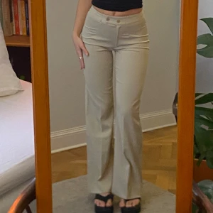 Beige kostymbyxor midwaist/highwaist - Skriv för mått eller frågor! 💞strl 36