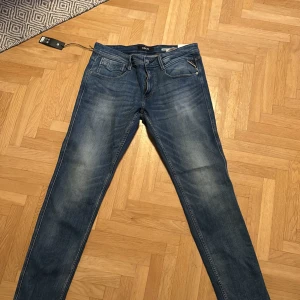 Blå jeans från Replay - Säljer dessa Replay jeans i modellen anbass i storlek W33L34. Jeansen är helt nya och kvitto finns. Ny pris 1500
