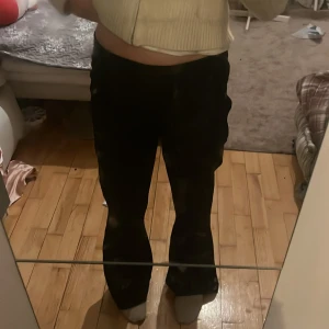 Svarta flared kostym byxor mid wais❣️ inte nyköpta med aldrig använt❤️ jag är själv ungefär runt 150😚 dem är lite långa på mig i midjan🥰🥰  - inte nyköpta med aldrig använt❤️ jag är själv ungefär runt 150😚 dem är lite långa på mig i midjan🥰🥰 priset kan absolut diskuteras❤️ spegeln är även lite smutsig så smutseg är inte på byxorna❣️❣️
