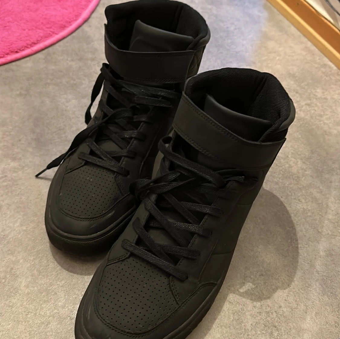 Svarta sneakers med snörning