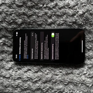 IPhone 13 mini 256GB - Midnight blue IPhone 13 mini med 87% batteri hälsa skador på sidorna som skal täcker. Mjukvaran är i bra skick först använd 2024.