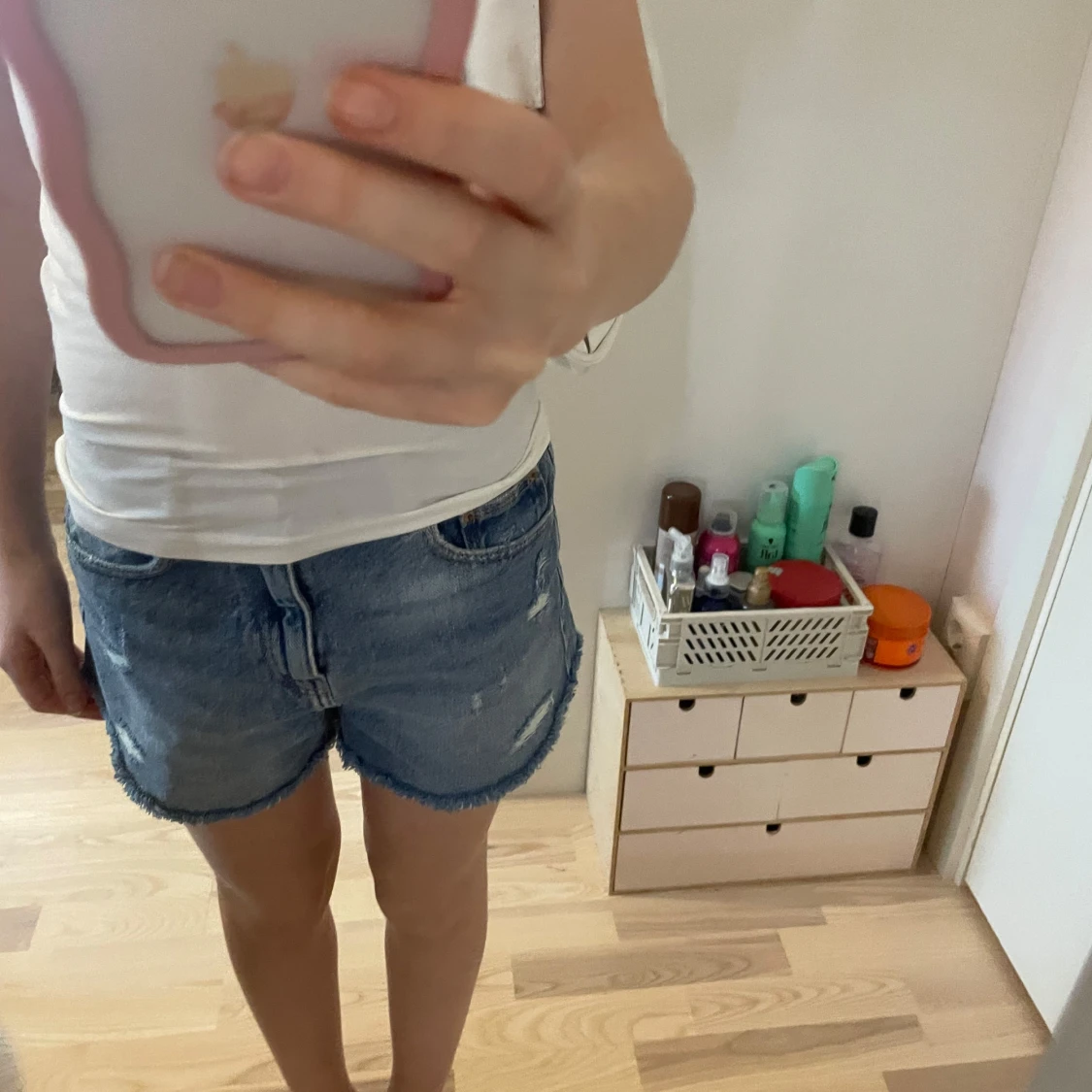 Blå jeansshorts med slitningar