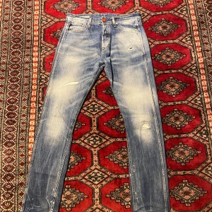 Jack and Jones jeans med slitningar  - Skitsnygga och unika Jack and Jones jeans med slitningar. Alla slitningar är från fabrik för att ge ett lite mer avslappnat utseende. Aldrig använda. Pris är ej hugget i sten.