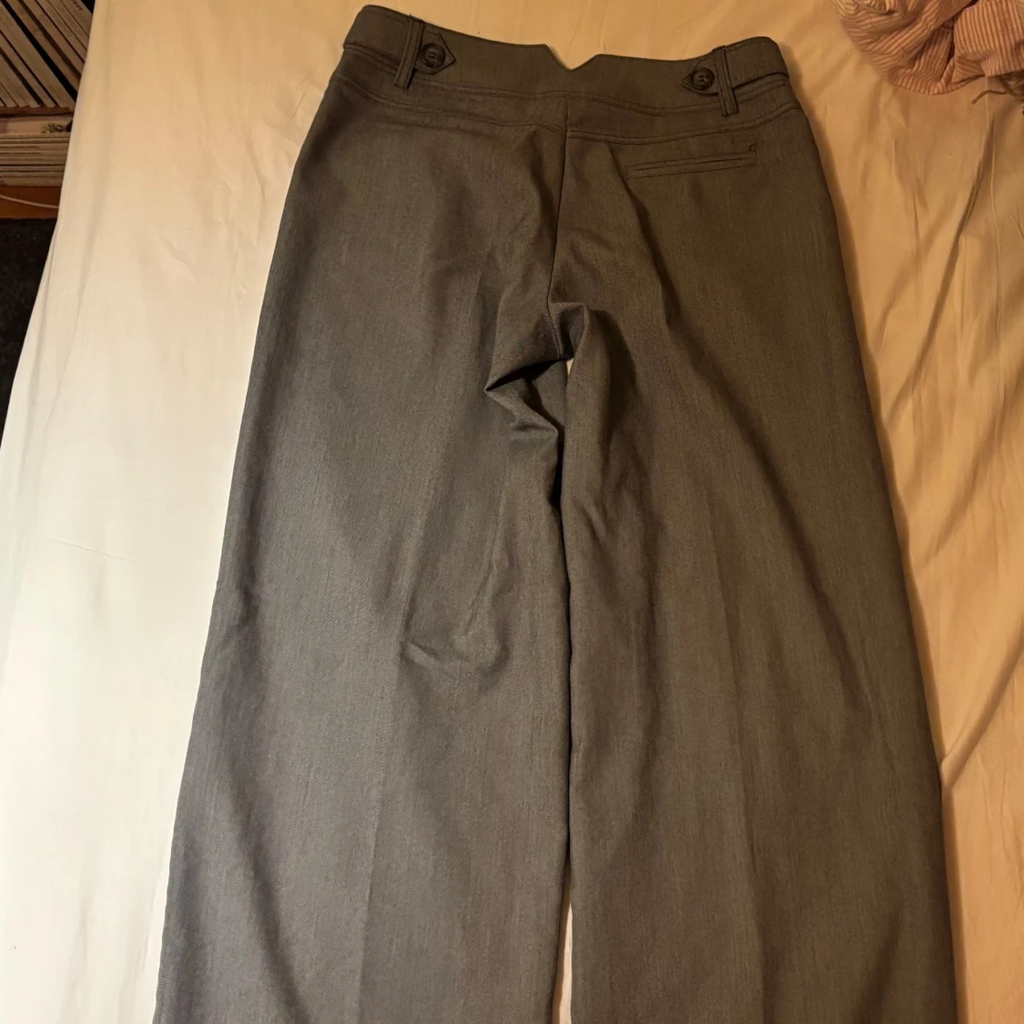 Grå kostymbyxor med knappar - 90