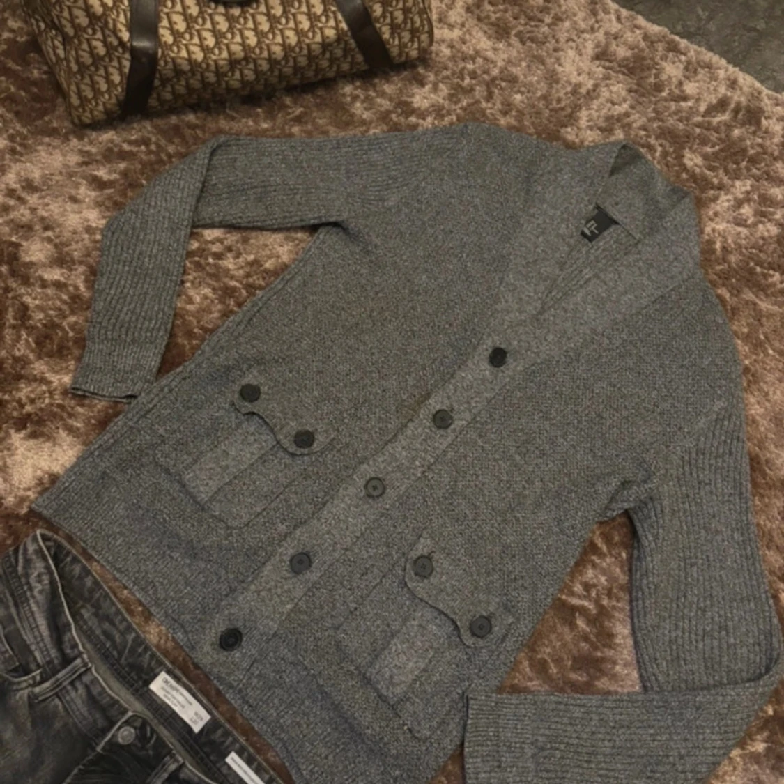Grå kofta med knappar