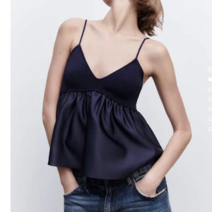 Topp Zara - Snygg topp från Zara, köpte för längesen men är knappt använt💕