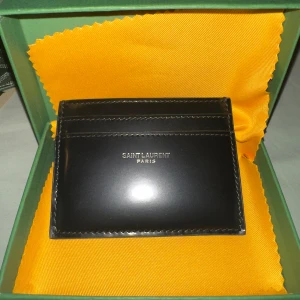Läder korthållare från Saint Laurent - Saint laurent kort hållare   Cond- Brand new  Pris - 1749 kr 