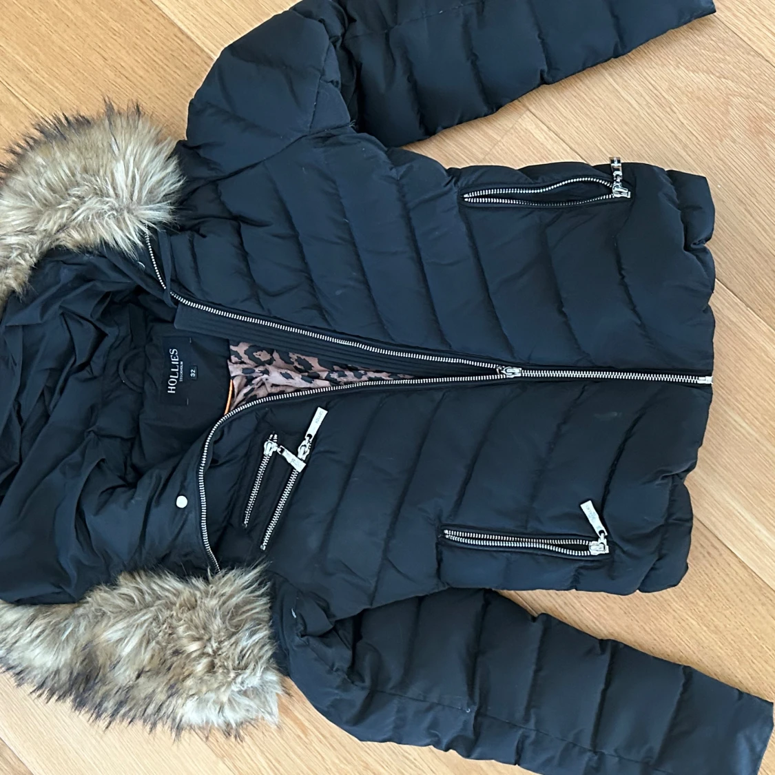 Svart dunjacka från Hollies