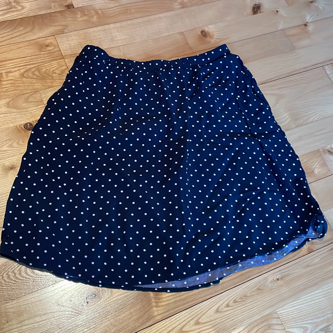 Mörkblå prickig kjol från Holly & Whyte