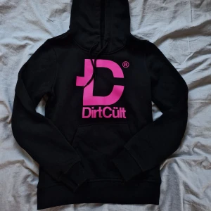 Dirtcult hoddie - Knappt använd, är i väldigt bra skick. Storlek xs. Nypris 700kr. 