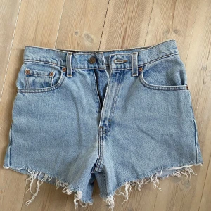 Blå jeansshorts från Levi's - Snygga blå jeansshorts från Levi's, passar mig som har strl S