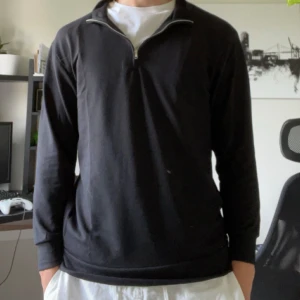 Svart halvzip  - Säljer nu denna sjukt snygga halvzipen från merley i storlek M. Tröjan är aldrig använd och därför i toppskick. Nypris 749|Mitt pris 249! Hör av dig om du har fler frågor!