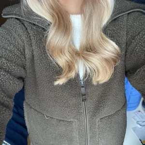 Teddy jacka - Skit snygg och lappen ör kvar därav endast testad 