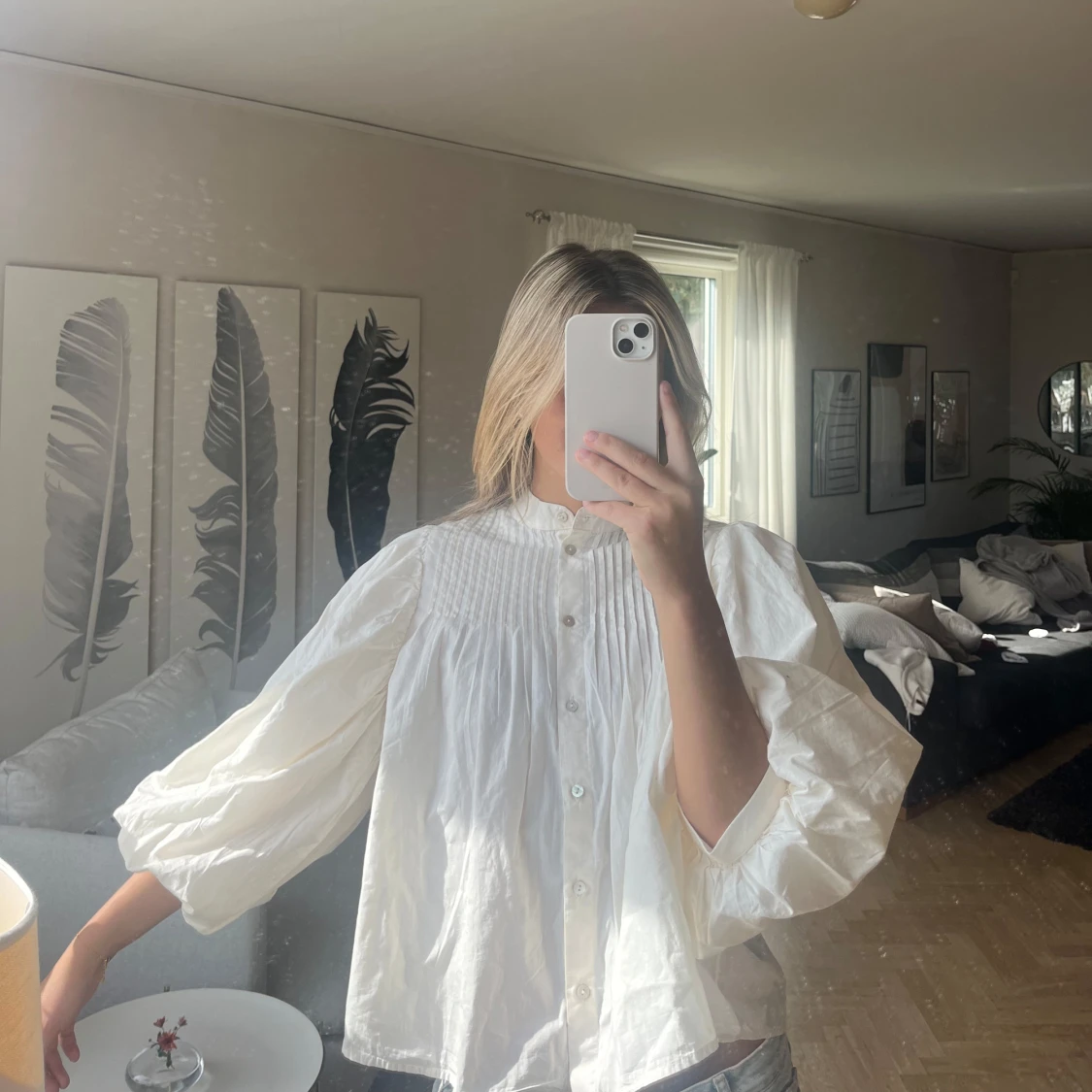 Krämvit blus med puffärm