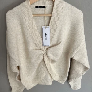 Beige Stickad Tröja - Beige stickad tröja i storlek S, aldrig använd