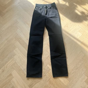 Svarta jeans från weekday - Säljer dessa svarta Rowe jeansen från Weekday. Rak passform. Aldrig använda då dom är för små för mig i midjan. St är L32 W25🥰