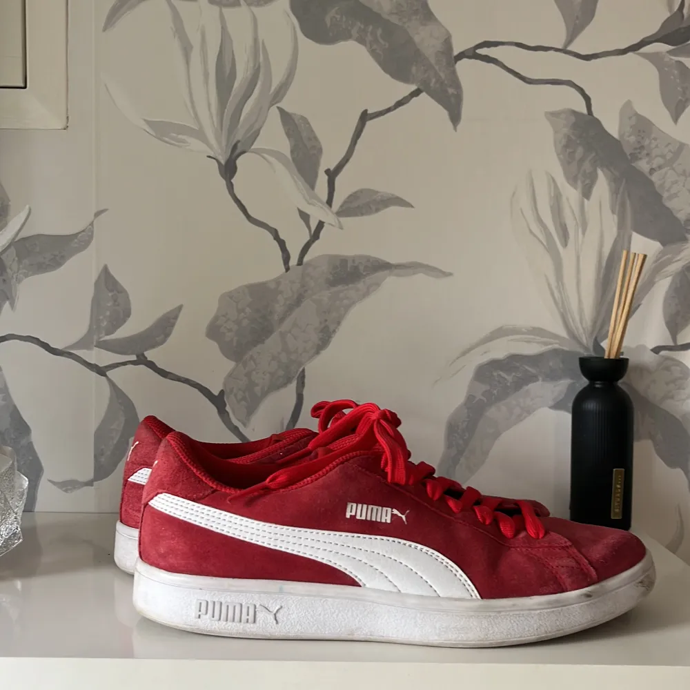 Säljer nu mina puma sneakers, då dom inte kommer till användning. Köpta för några år sedan. Nypris 700kr.. Skor.