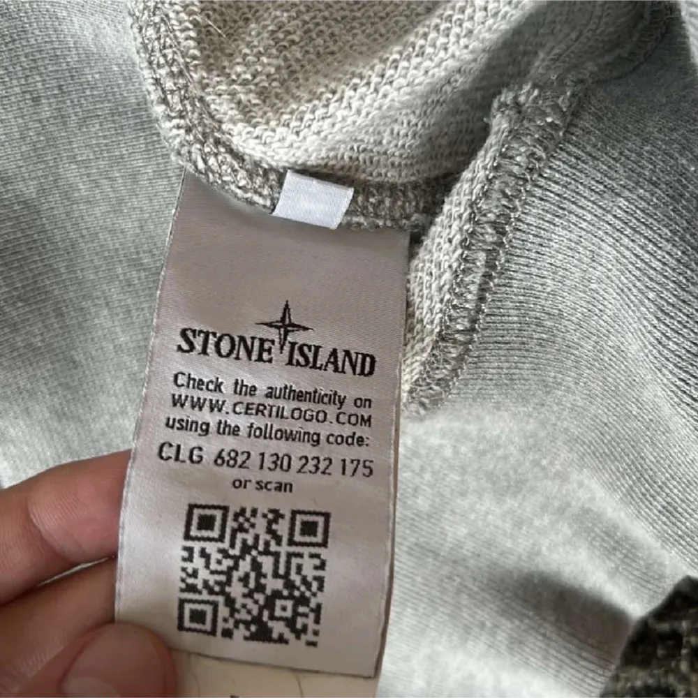 Tjena, säljer nu min extrema snygga Stone Island crewnecki grå färg för endast 1000kr! Ny pris ligger på 3000✅ Hör av er vid frågor eller funderingar!. Tröjor & Koftor.