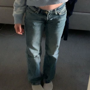 Blåa weekday jeans - Bra skick, modell Arrow från weekday storlek 23, 30. Säljer pågrund av för små för mig.