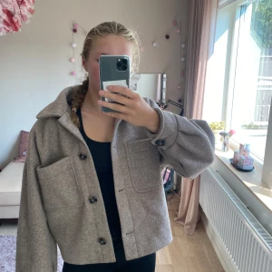 Kappa - Säljer min fina korta kappa från na-kd pågrund av att jag använder andra. Parfect till våren och hösten. Fint skick! Köpt för ca 500kr