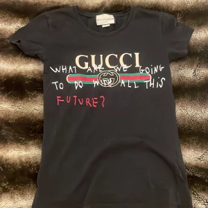  gucci tröja svart - Den har inte kommit till användning tyvärr, men är äkta och i bra skick. Har dock ett litet hål på bild 2.  Storlek: S  pris kan diskuteras.
