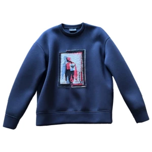 Emporio Armani kofta Fall Winter 2021 - En kofta från Emporio Armani’s Fall & Winter collection 2021. Limited Edition och går inte att köpa längre, aldrig använd, endast provad. Köpt i 2021 Höst på The Mint Company på Gran Canaria för 170 €. Hör av er vid frågor/funderingar!