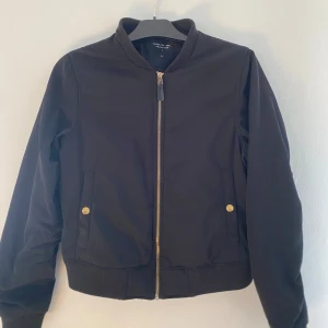 Bomberjacka - Bomberjacka ifrån lager 157. Liten i storleken.