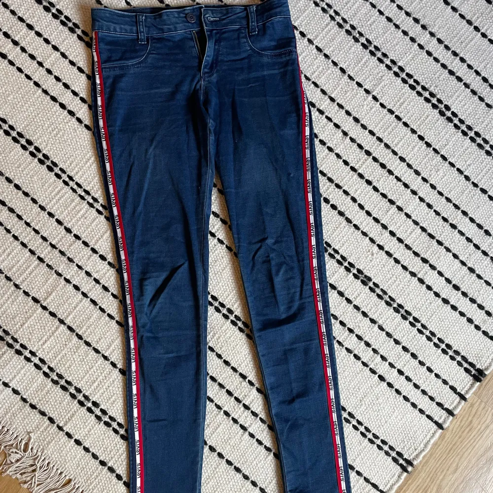 Levi’s skinny jeans med stripes på sidorna❣️Barnstorlek 160, typ som xs!. Jeans & Byxor.