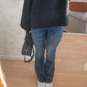 Lågmidjade jeans - Lågmidjade bootcut jeans från diesel. Säljer då de börjar bli försmå. De passar mig längdmässigt för mig som är ca 167 cm men passar även kortare och något längre. Nypris är 1200 så säljer för 400kr🥰🥰🥰