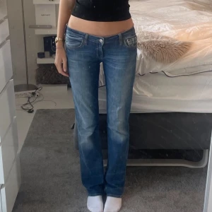 Lågmidjade jeans - Älskar dessa byxorna men tyvärr använder jag dem inte så mycket längre. Jeansen är väldigt långa och är i ett mycket bra skick.  