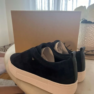 K.cobler - Säljer mina skor då dem aldrig är använda då jag inte tyckt färgen passat mig. Jätte fina skor för dem som gillar marinblått! 