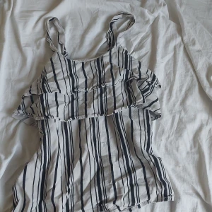 Linne med volanger - Urgulligt❤️ vintage linne från Lindex, säljer då jag aldrig andvänt den.☆