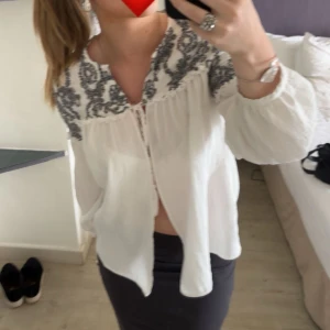 Blus - Kommer aldrig mer till användning, det är litet slitet vid snöret men de har jag fast med nål o tråd, inget som syns!!🫶🏻