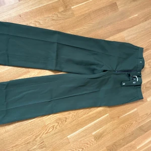 Gröna kostymbyxor!  - Underbara gröna kostymbyxor. Tjockt fint material. Byxor som aldrig använts! Säljer då de är lite små. Perfekt i längd på mig som är 168
